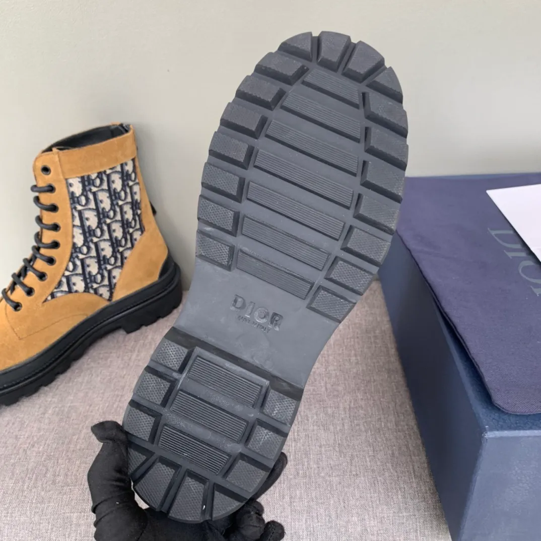 [DIOR] Top P: 920💰 Number of yards: 39~44 (38.45 custom-made, non-refundable) Dior Dior~ Winter series, original 1:1 development Casual men's leather shoes Made with heavy investment, shoes and boots are made of imported cowhide + imported Dior special fabric Not easily deformed black cowhide lining Dior large hardware inlay Original TPU vacuum outsole, black cowhide Black open edge beads Military green suede Black suede Khaki suede leather is crafted by a large factory, and the perfect product is only prepared for you who know your taste! Any comparisons are welcome.